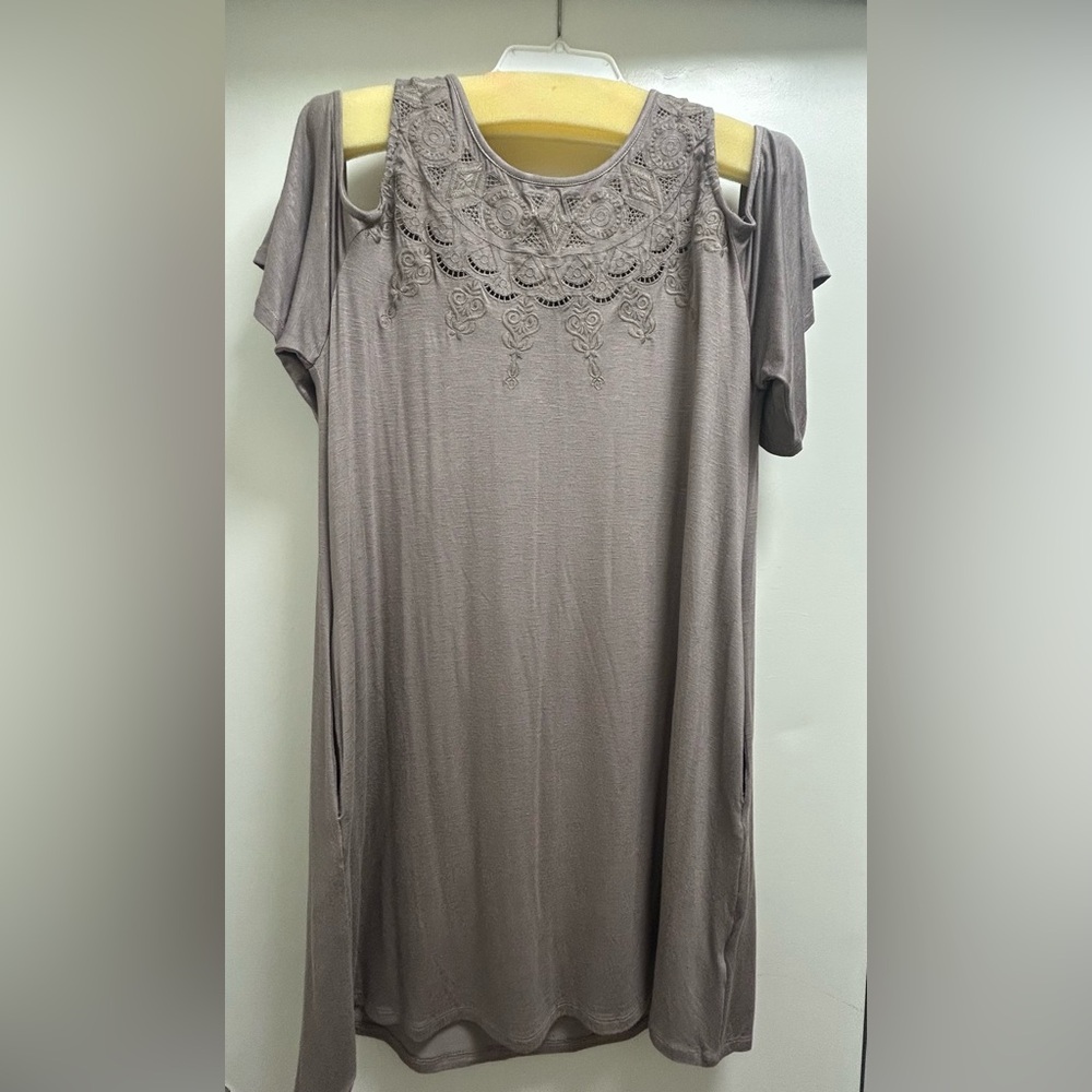 🟢Open shoulder dress NWT size medium🟢